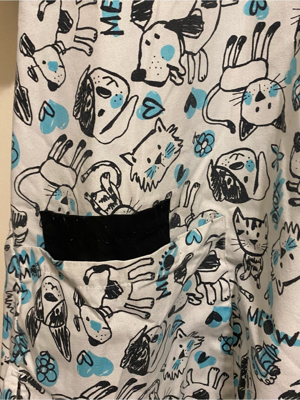 Cassandra O Womens L Large 44” Scrub Top Cats & Dogs White Blue Black Print Vet - Picture 4 of 6